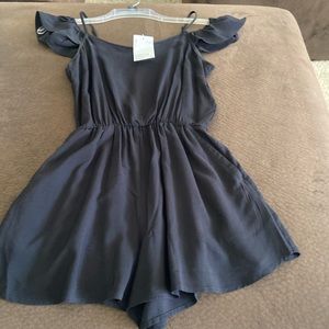 Black H&M off the shoulder romper never worn size 2 with pockets tags attached